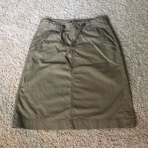 NEVER WORN BANANA REPUBLIC ARMY GREEN SKIRT